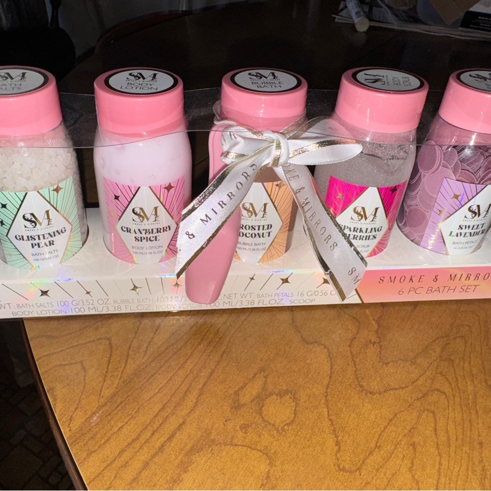 Smoke & Mirrors Pink and White Bath Soak Set